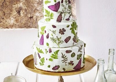 Using Edible leaves on Wedding Cakes